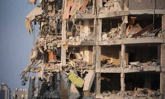 Iran missiles destroy Tel Aviv apartment complex